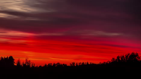 Zeitraffer-Lebendige-Rote-Sonnenuntergangswolken,-Die-Vorbeirollen