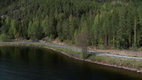 Ciclista-De-Carretera-Montando-En-La-Hermosa-Naturaleza-En-Noruega