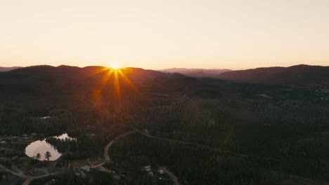 Warme-Gelbe-Sonnenuntergangsstrahlen-über-Bergsilhouette-Und-Tal-Mit-Straßenwegen-In-Saint-come,-Quebec,-Kanada