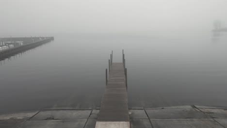 Ein-Dock-An-Einem-Nebligen-See