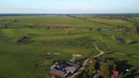Panorama-Golfplatz-Zur-Goldenen-Stunde
