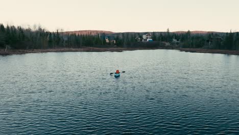 Ein-Tourist,-Der-Auf-Einem-Wunderschönen-See-In-Saint-come,-Quebec,-Kanada-Kajak-Fährt