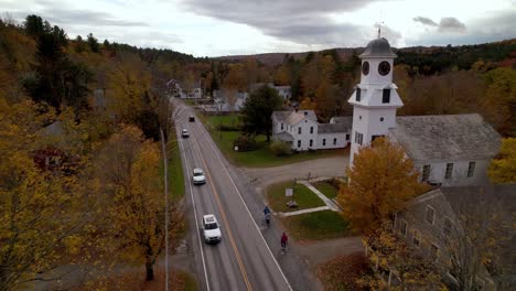 West-Vermont-Antenne-In-Richtung-Kirche-Im-Herbst-Mit-Herbstfärbung