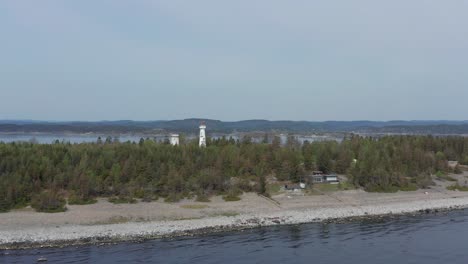 Luftaufnahme-Des-Leuchtturms-Jomfruland-Es-Ist-Ein-Küstenleuchtturm-Auf-Der-Insel-Jomfruland-In-Kragerø,-Norwegen
