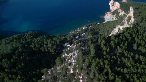 Fantastische-Fluggeschwindigkeitsrampe-Aus-Der-Vogelperspektive-Der-Klippenkante-Der-Bergwanderung-Auf-Ibiza-Im-Sommer-2022-Tagsüber