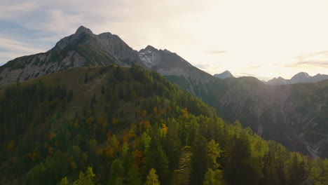 Sonnenaufgang,-Der-über-Waldgebirgsgipfeln-Der-Felsigen-Tiroler-Alpen-Auftaucht