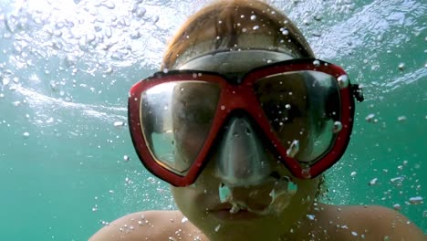 Unterwasser-Video-Selfie-Eines-Kleinen-Rothaarigen-Mädchens-Mit-Tauchermaske,-Die-Eine-Kamera-Hält,-Während-Sie-Im-Meerwasser-Spielt