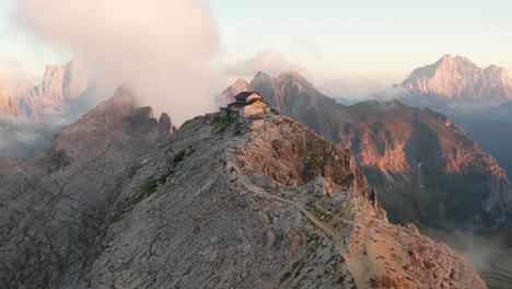 Nuvolau-mountain-lodge-with-epic-panoramic-views,-Dolomites
