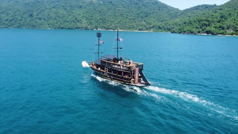 Paseo-En-Barco-Pirata-En-El-Océano-Atlántico-Brasileño-Rodeado-De-Islas