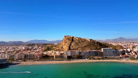 Playa-De-Postiguet-In-Alicante-Spanien-Mit-Dem-Castillo-De-Santa-Barbara-Im-Hintergrund