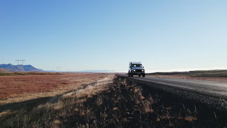 Land-Rover-Defender-Blanco-Con-Luces-Encendidas-A-Través-De-La-Carretera-Interior-En-Islandia