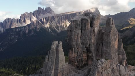 Iconic-mountain-spires-of-Cinque-Torri,-Eastern-Dolomites,-Italy