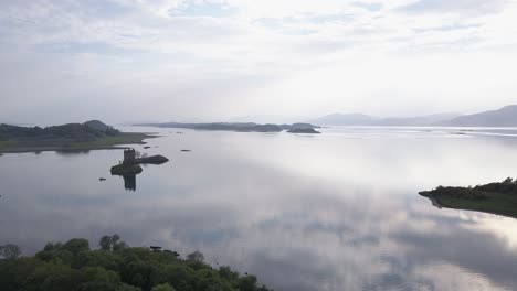 Loch-Linnhe-view-with-Castle-Stalker-in-foreground