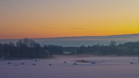 Zeitraffer-Des-Verschwindenden-Nebels-Bei-Der-Orange-Aufgehenden-Sonne-über-Einer-Winterlandschaft