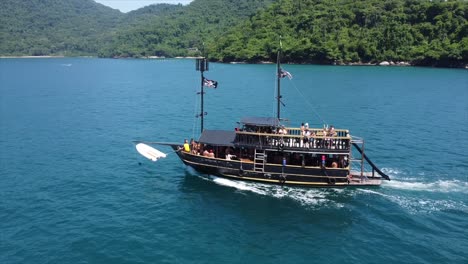 Piratenschiff-Bootstour-Im-Brasilianischen-Atlantik,-Umgeben-Von-Inseln