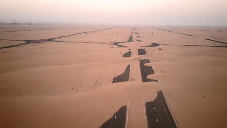 Luftaufnahme-Von-Verlassenen-Postapokalyptischen-Straßen,-Die-Mit-Sanddünen-Bedeckt-Sind