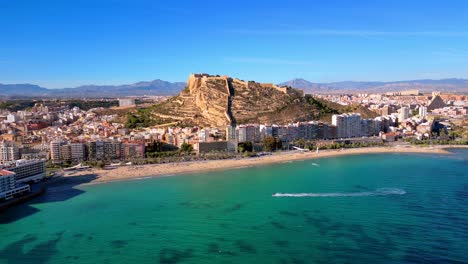 Playa-De-Postiguet-In-Alicante-Spanien-Mit-Dem-Castillo-De-Santa-Barbara-Im-Hintergrund