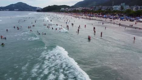 Beliebter-Tropischer-Strand-In-Brasilien-Voller-Schwimmender-Menschen
