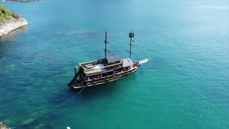 Barco-Pirata-Ancló-Frente-A-La-Costa-De-La-Isla-En-Aguas-Cristalinas-En-El-Océano-Brasileño