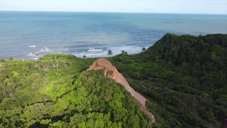 Loca-Montaña-Plana-En-Medio-De-La-Costa-Tropical-De-Una-Hermosa-Playa-Brasileña