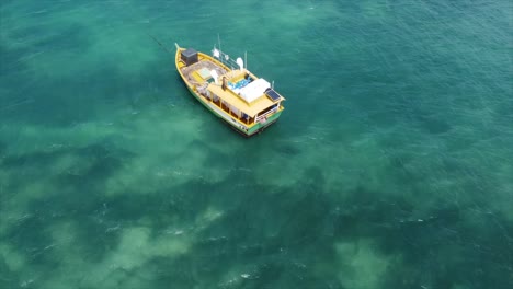 Ein-Paar-Bunte-Boote-Und-Ein-Brasilianisches-Ozeanriff
