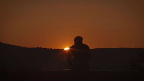 Silhouette-Mann-Mit-Teleskop-Bei-Sonnenuntergang-Oder-Sonnenaufgang