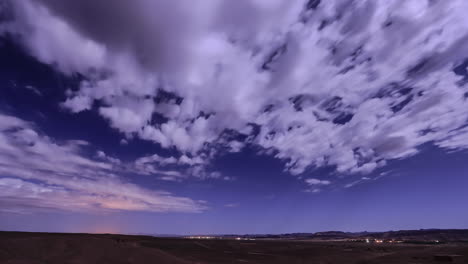 Zeitraffer-Einer-Flachen-Landschaft-Unter-Einem-Blauen-Himmel,-An-Dem-Die-Weißen-Wolken-Schnell-Vorbeiziehen
