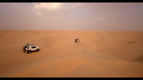 Luftaufnahme-Von-Zwei-Lastwagen-Bei-Einem-Extremen-Dune-Bashing-Wettbewerb-In-Der-Wüste