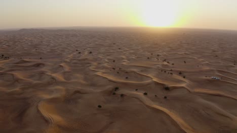Luftdrohnenaufnahme-Der-Endlosen-Sanddünen-Der-Wüste-Während-Des-Sonnenuntergangs