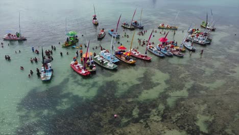 Gruppe-Von-Touristen,-Die-Riffe-Mit-Bunten-Booten-Und-Kristallklarem-Wasser-Erkunden