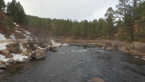 Vista-De-Drones-De-Un-Río-Colorado-Frío-Durante-El-Invierno