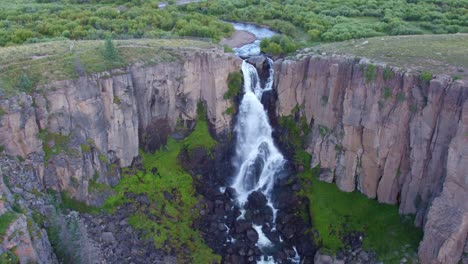 Drohnenansicht-Eines-Großen-Wasserfalls-An-Einem-Bach