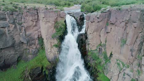 Luftaufnahme-Eines-Großen-Wasserfalls-In-Einer-Großen-Schlucht-In-Colorado