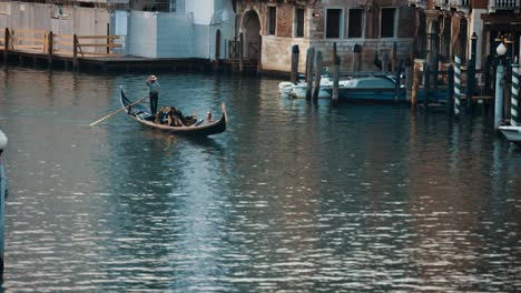 Gondola-Sailing-Along-The-Canal-In-Venice,-Italy---Slow-Motion