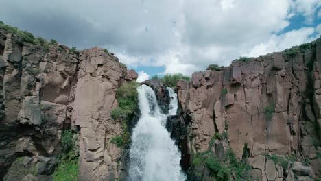 Drohnenansicht-Eines-Großen-Wasserfalls-In-Einer-Felsigen-Schlucht-In-Colorado