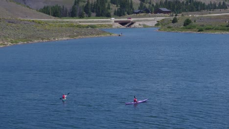 Drohnenansicht-Von-2-Personen-Beim-Kajakfahren-Auf-Einem-Blauen-See-In-Colorado