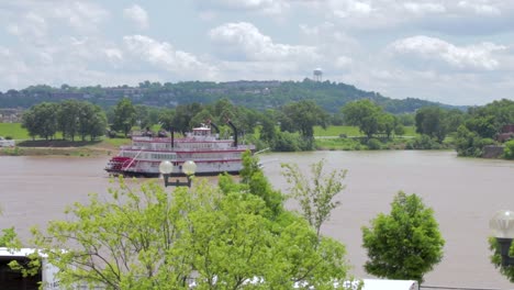 An-Einem-Warmen-Sommertag-Gleitet-Ein-Flussboot-Den-Ohio-River-Hinab
