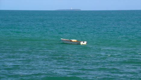 Barco-De-Pesca-Solitario-En-El-Agua-En-Zanzibar-Tanzania