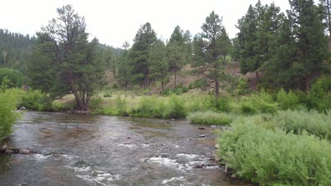 Drohnenansicht-Eines-Flusses-Am-Straßenrand-In-Der-Landschaft-Von-Colorado