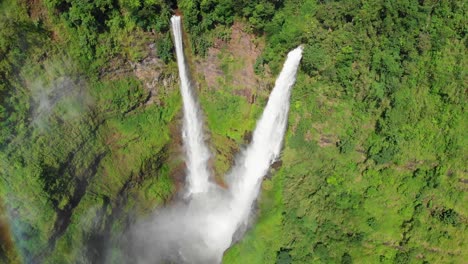 4K-Filmseitenschwenk-Des-Glorreichen-Zwillingswasserfalls-Tad-Fane-Auf-Dem-Bolaven-Plateau-In-Laos,-Südostasien