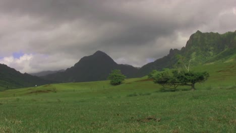 Hawaii-Nubes-Grises-Sobre-Las-Montañas-De-Kualoa