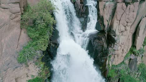 Drohnenansicht-Eines-Großen-Wasserfalls-Im-Colorado-Canyon
