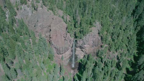 Drohnenansicht-Eines-Kleinen-Wasserfalls-Auf-Einer-Klippe-In-Colorado-Rocky-Mountains