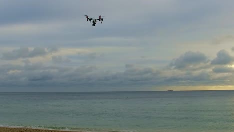 Eine-Kommerzielle-Drohne,-Die-An-Der-Seite-Des-Strandes-In-Miami-Fliegt