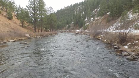 Drohnenansicht-Eines-Flusses-Am-Ende-Des-Winters-In-Colorado