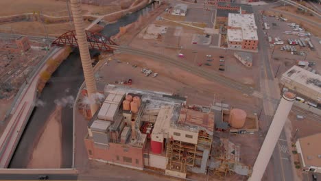 Luftaufnahmen-Einer-Sehr-Alt-Aussehenden-Kraftwerksfabrik-In-Denver,-Colorado