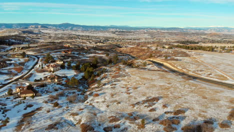 Drohnenblick-Auf-Das-Wohngebiet-Von-Denver-Und-Die-Ebenen-Im-Hintergrund