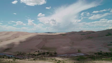 Drohnenansicht-Von-Sanddünen-In-Colorado-Nach-Einem-Kleinen-Fluss