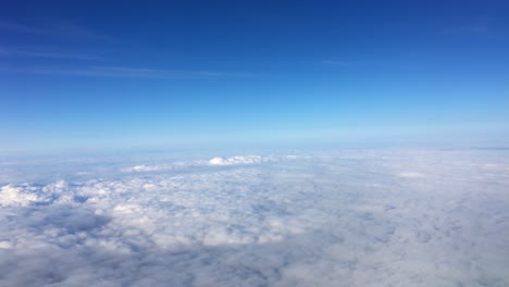 Wolken-Durch-Flugzeugkabinenfenster-Blauer-Himmel