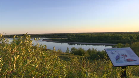 Ein-Filmischer-Schwenk-Am-Flussufer-Von-Saskatchewan